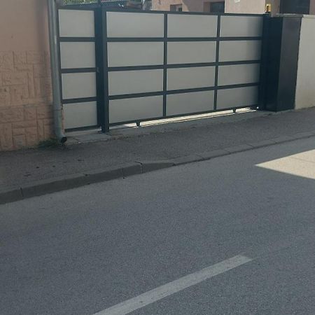 Apartman Espresso Sa Parkingom Sremska Mitrovica Dış mekan fotoğraf