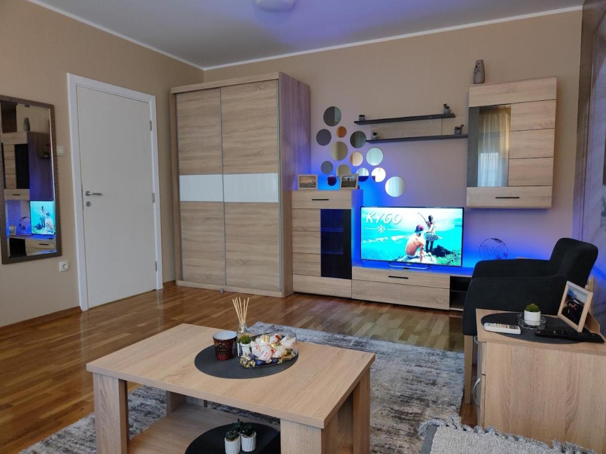 Apartman Espresso Sa Parkingom Sremska Mitrovica Dış mekan fotoğraf