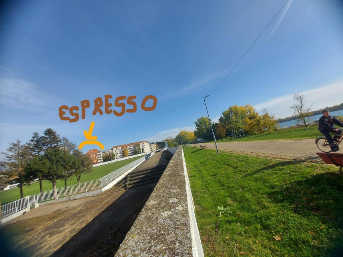 Apartman Espresso Sa Parkingom Sremska Mitrovica Dış mekan fotoğraf